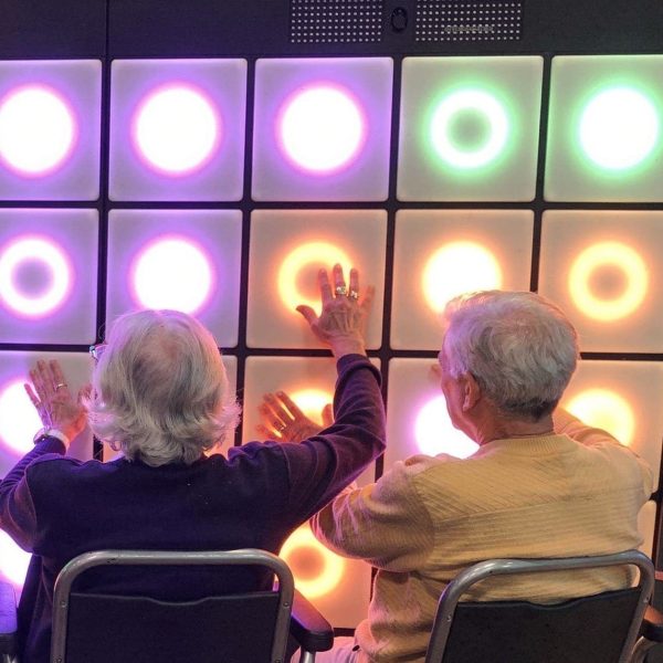 Howthorne Events - Les murs Event's - Mur interactif - Sports pour sénior - Tonicité musculaire sénior - animation ludique pour sénior - l'animation sport santé sénior - atelier cognitif sénior - animation en EHPAD - animation sénior sport santé bien être